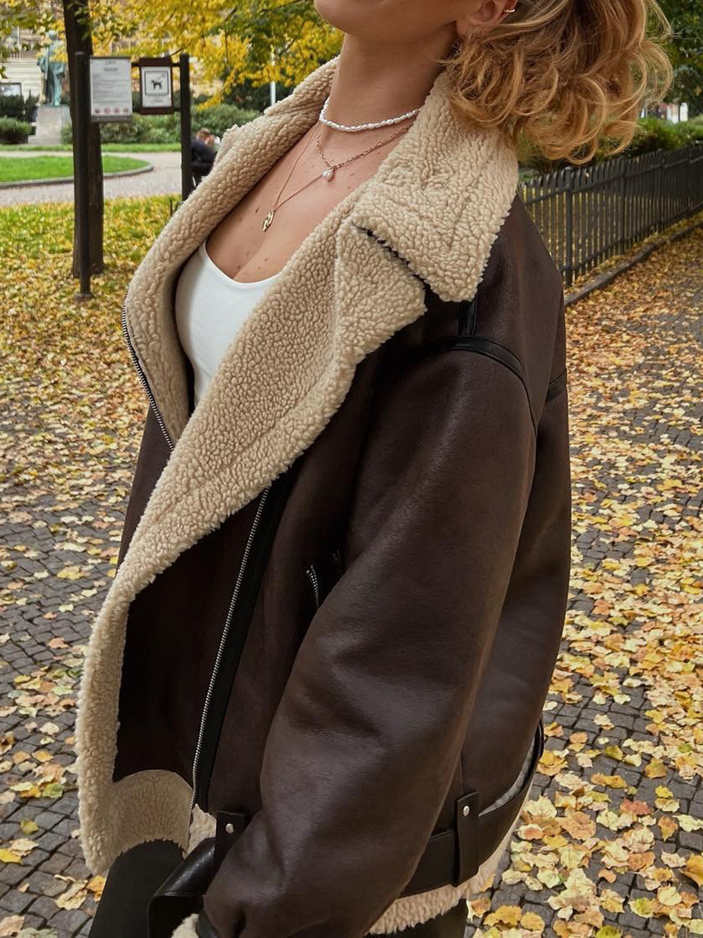 1pc Fashion Faux Shearling Biker Jacket Women'S Casual Faux Shearling Polyester Biker Jacket with Chain Detail - Solid Color, V-Neck, Long Sleeve, Fall\u002FWinter Season, Casual Style, Woven Fabric