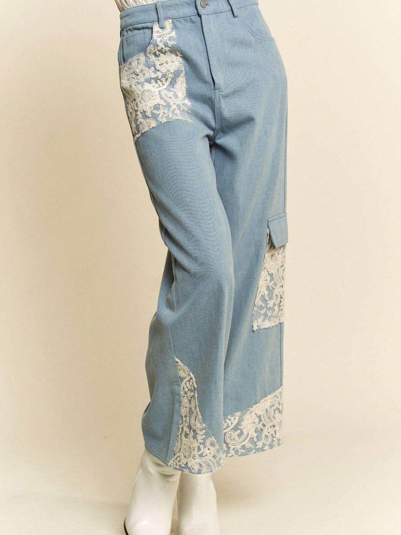 Women's Casual Wide-Leg Jeans Vintage Lace Applique Denim Cargo Pants Light Relaxed Fit High-Waisted with Pockets Cropped Length Stylish for All Season Everyday Wear